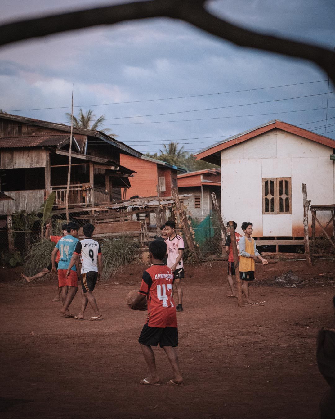 Kinder spielen Fußball - Pakse, Laos.