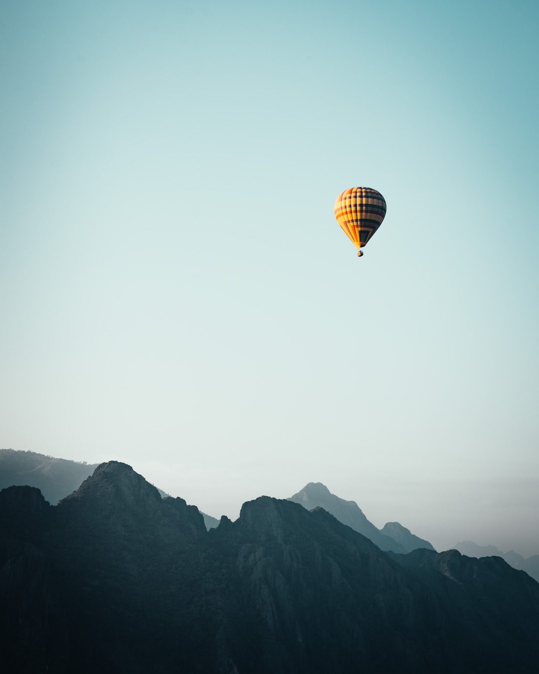 Heißluftballon über den Bergen von Vang Vieng, Laos.